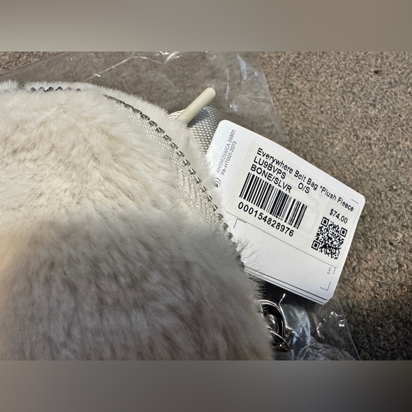 Lululemon Everywhere Belt Bag Plush Fleece Bone ( White)/ Silver 7.5” x 5” - Picture 10 of 16